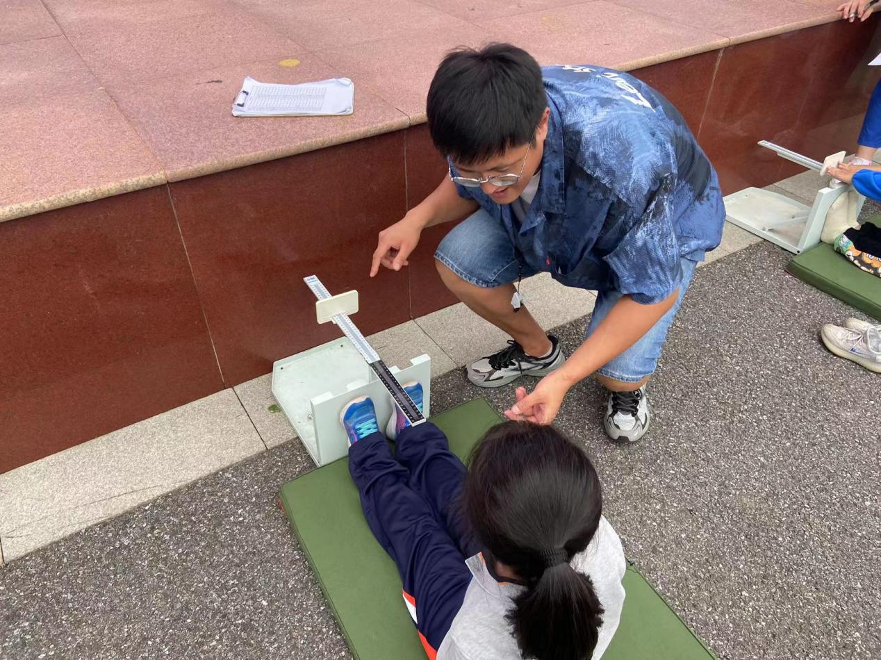 【湖畔·全学科活动周】活力四射、趣享体育——第六届体育活动周之一年级“坐位体前屈”比赛_html_m5142b9b0.jpg
