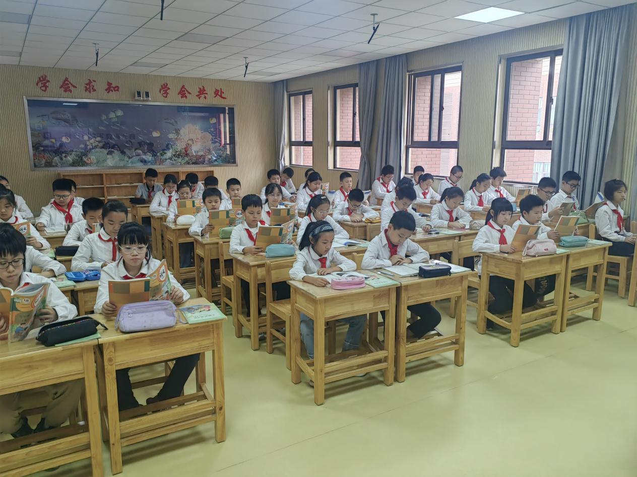 【湖畔·童化课堂】聚力前行蕴芬芳，语文教研促成长——金陵小学（仙林湖校区）语文组校本教研_html_4c683bb1.jpg