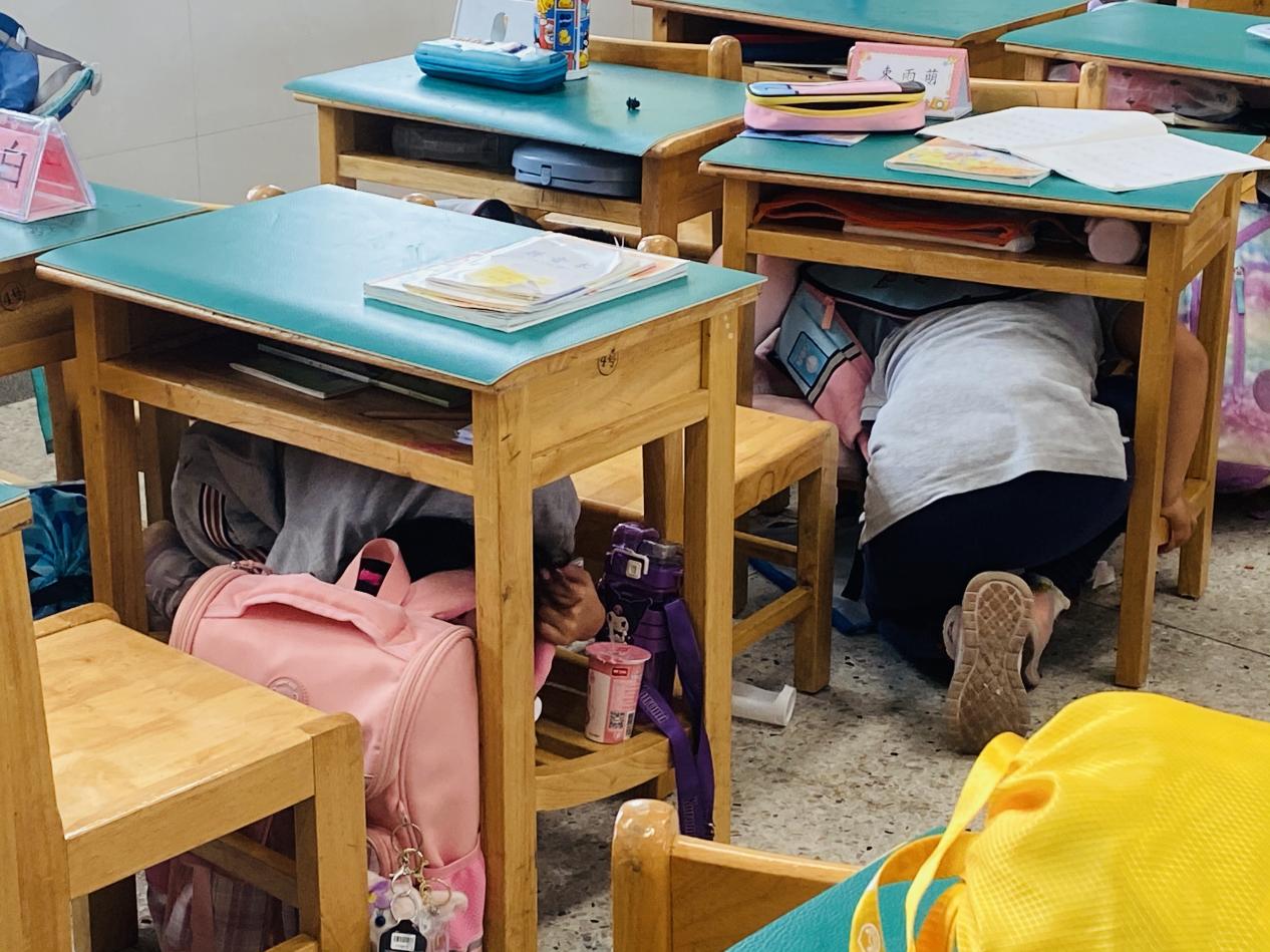 【湖畔·共佑安全】以“练”筑防、临“震”不慌——金陵小学（仙林湖校区）开展地震应急疏散演练活动_html_m24ebe837.jpg