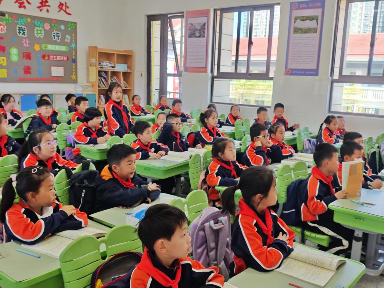 【湖畔·童化课堂】变换视角思考 表述不同看法——记金陵小学（仙林湖校区）二年级语文组教研活动_html_m4e85176a.jpg