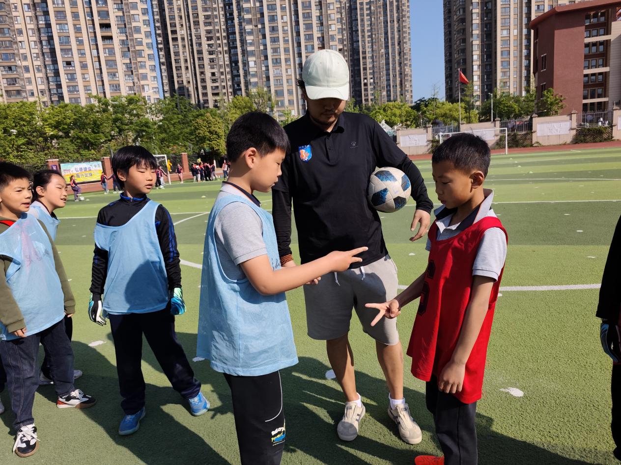 【湖畔·学生活动】激战正酣，精彩不断：金陵小学（仙林湖校区）“校长杯”足球联赛第二轮精彩对决_html_m64a7acd3.jpg
