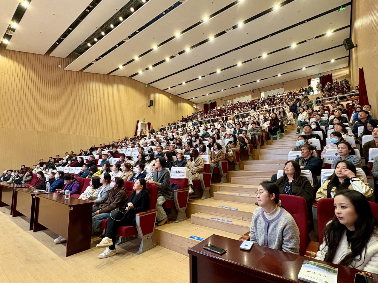 【湖畔·家校共育】共话成长路，携手小升初——南京市金陵小学（仙林湖校区）召开六年级家长会_html_6549fd65.jpg