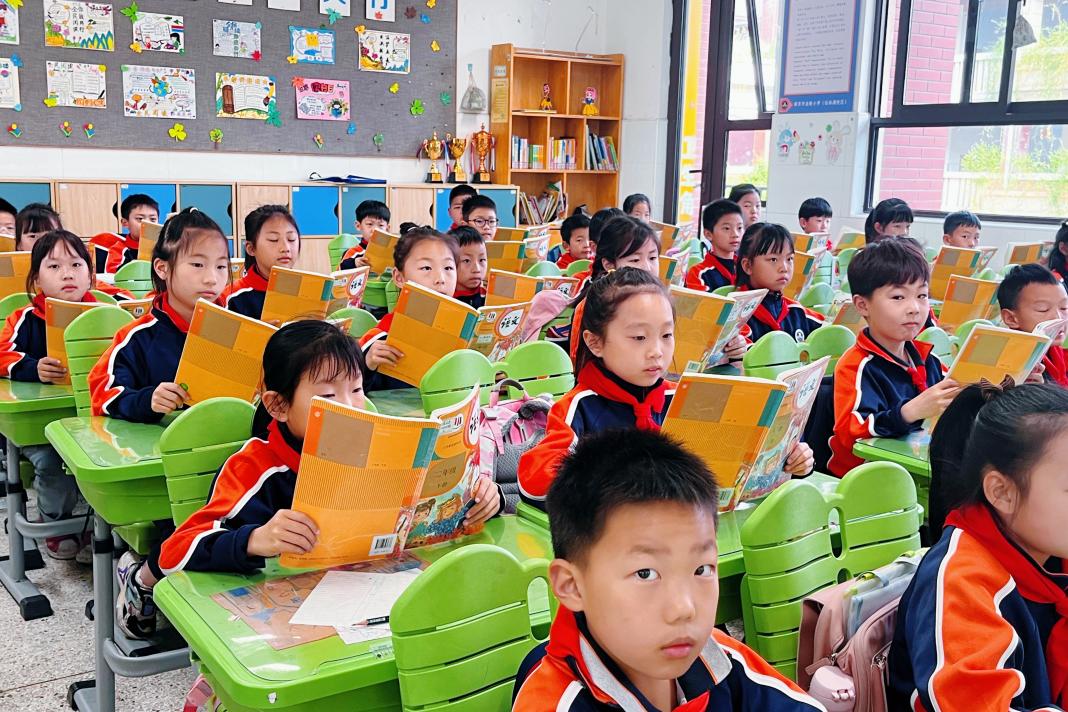 【湖畔·童化课堂】探寻文字星河，感悟语文魅力——金陵小学（仙林湖校区）二年级语文组组内教研_html_m6c82c444.jpg