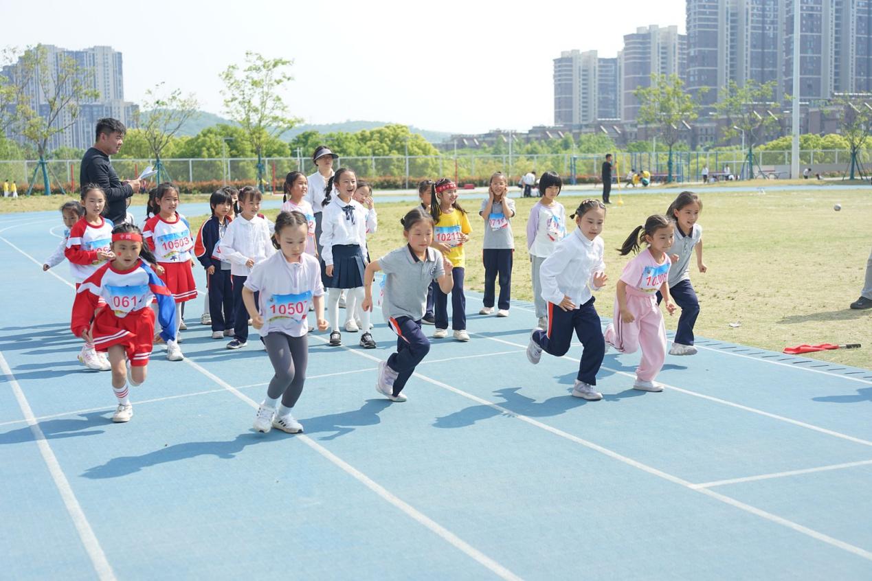 【湖畔·学生活动】在灿烂阳光下——记南京市金陵小学（仙林湖校区）2024—2025学年春季田径运动会（一、三年级）_html_3401c8f2.jpg