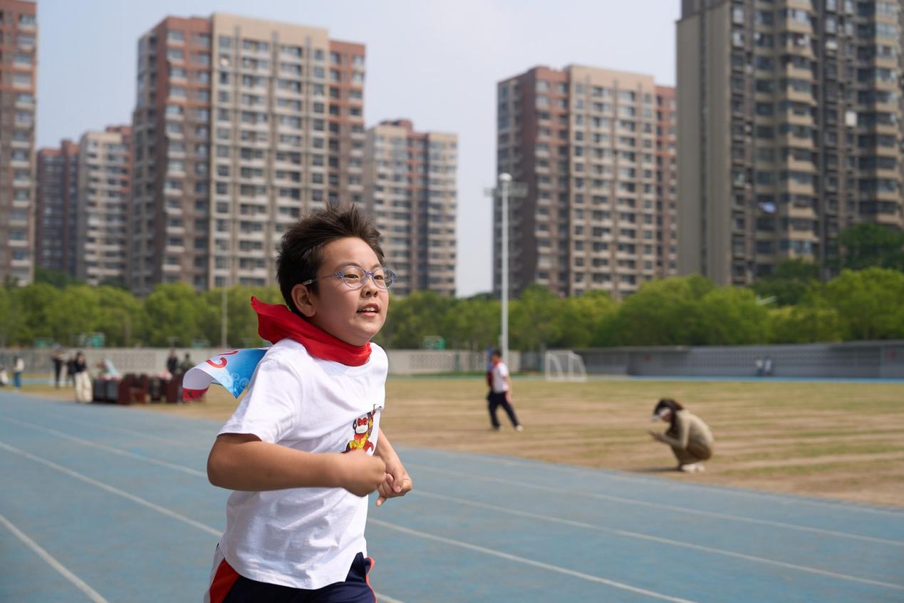 【湖畔·学生活动】在灿烂阳光下——记南京市金陵小学（仙林湖校区）2024—2025学年春季田径运动会（一、三年级）_html_49d078ca.jpg