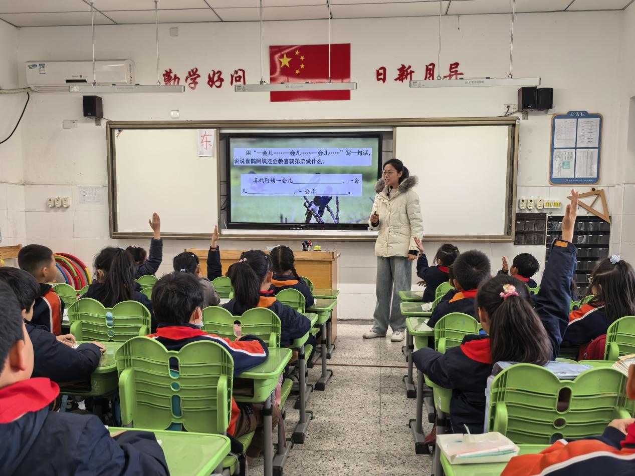 【湖畔·童化课堂】《枫树上的喜鹊》教研之旅：探寻童真语文课堂——记二年级语文组组内教研_html_7302fef4.jpg