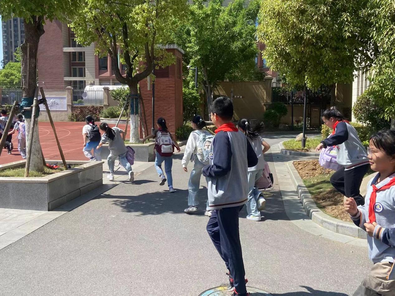 【湖畔·共佑安全】人人讲安全，个个会应急——金陵小学（仙林湖校区）开展地震防灾演练活动_html_m543f31de.jpg
