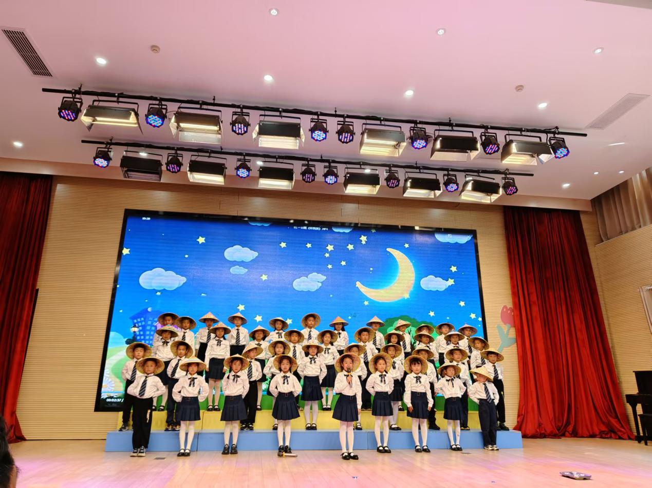 【湖畔·学生活动】“红领巾爱祖国●闪闪发光的你”——合唱比赛一年级专场_html_54e34a1a.jpg