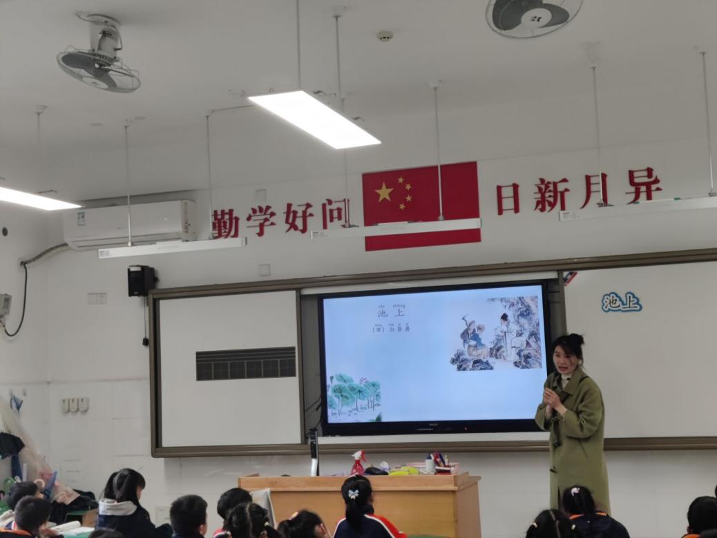 【湖畔·童化课堂】课堂展风采 教研促成长——记金陵小学（仙林湖校区）一年级语文组教研活动_html_6eeb3f2f.jpg
