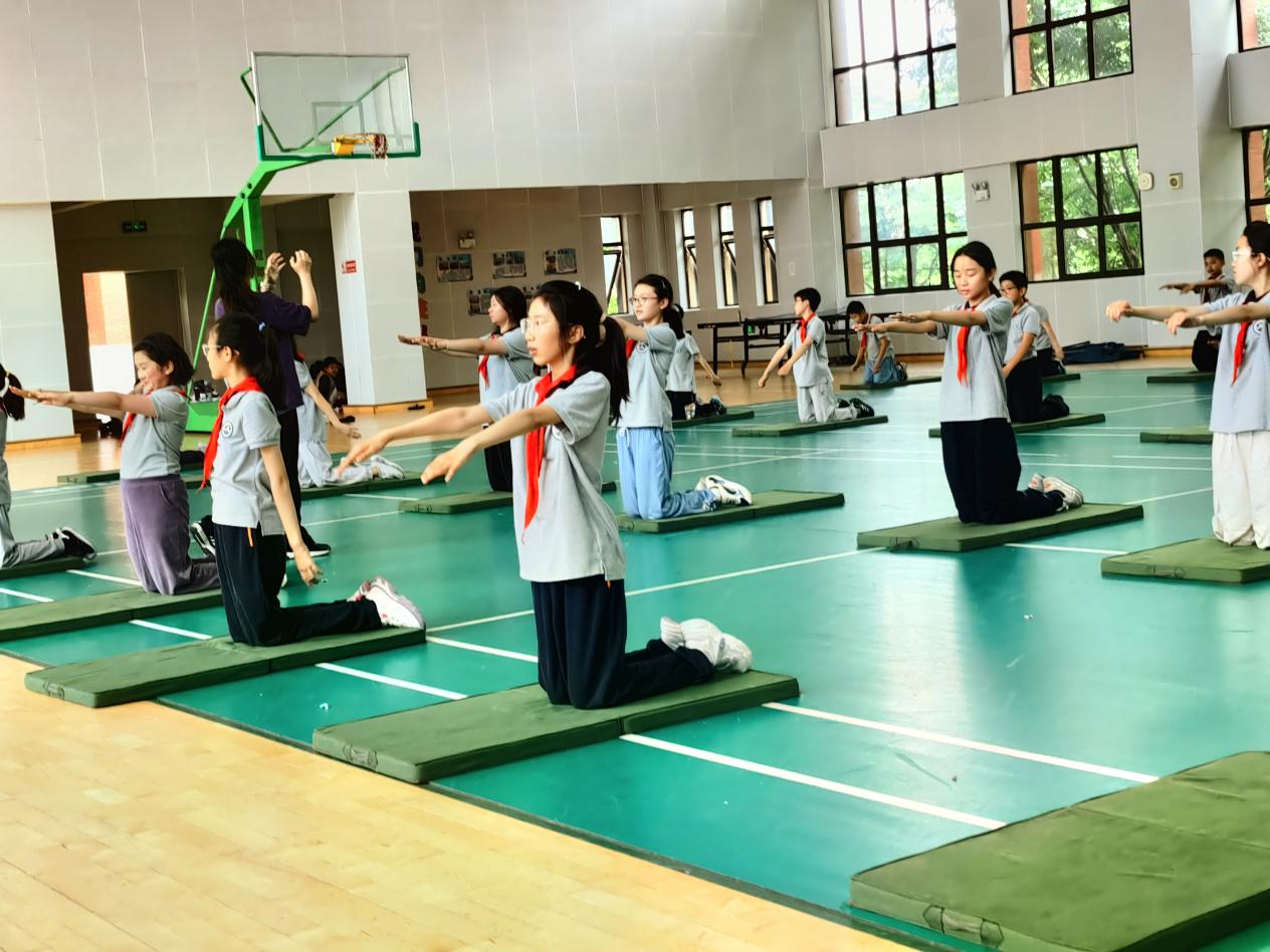 【湖畔·童化课堂】展体育课堂风采，以研促教共成长——体育校本研修之课例研讨（13）_html_m9cf688b.jpg
