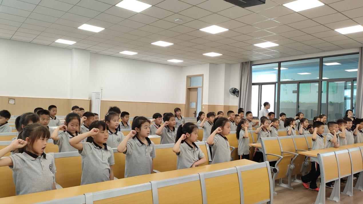 队旗飘扬筑梦想 星星火炬照童心——金陵小学集团校开展“大手拉小手”队前教育主题活动_html_5dbd8bc8.jpg