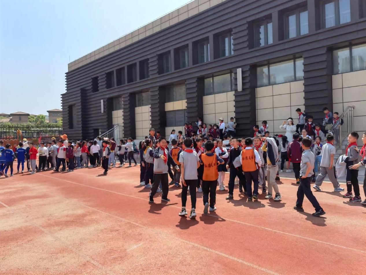 【博学广志】足球传递梦想 绿茵放飞希望—金陵小学广志路校区第二届“校长杯”校园足球联赛侧记_html_m26a05b9c.jpg
