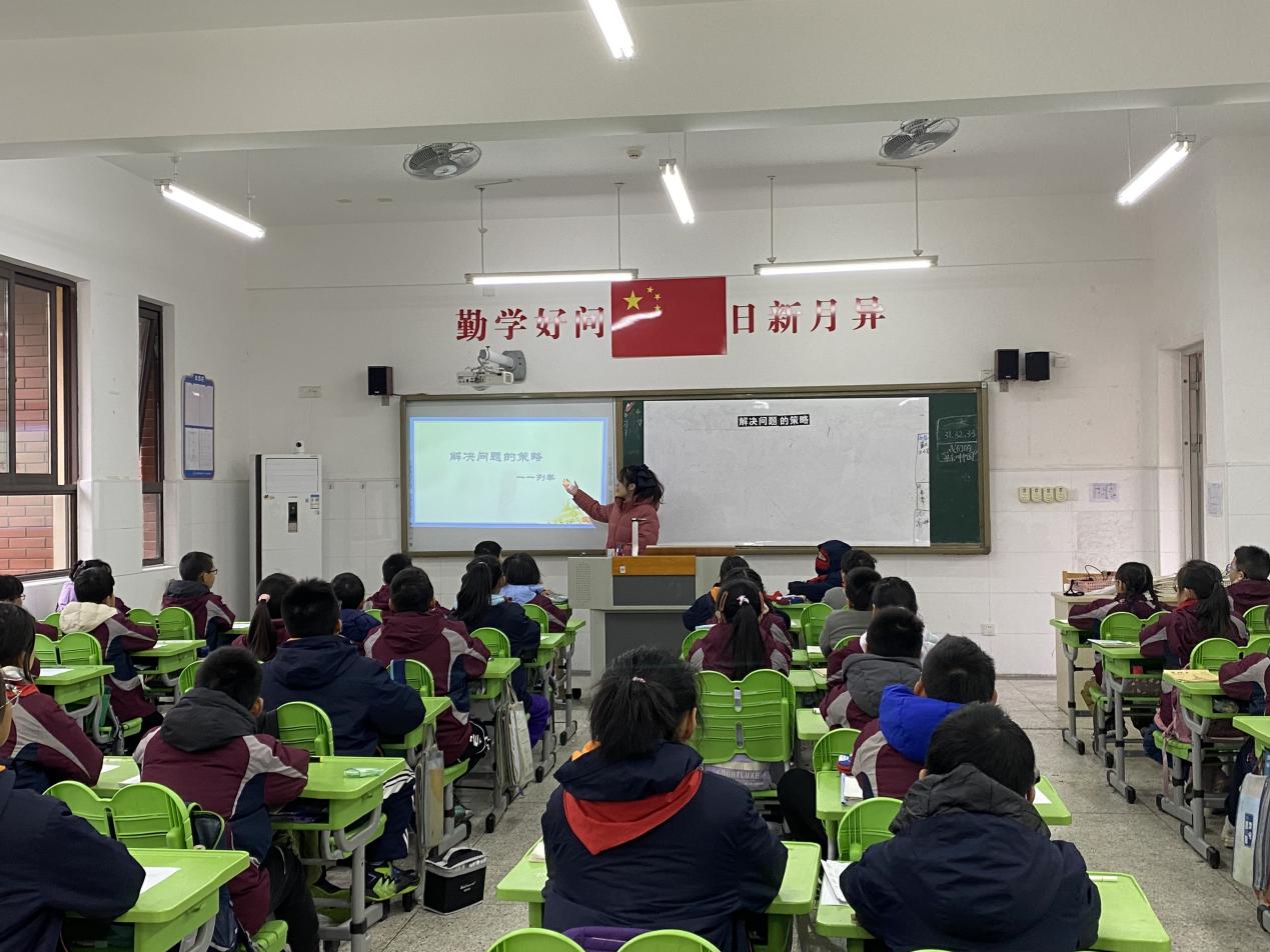 【湖畔·童化课堂】问题驱动，助推思维发展——数学校本研修之课例研讨（191）_html_1dc028ab.jpg