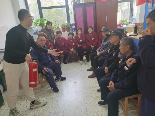 【博学广志】加强实操培训 熟练灭火技能——金陵小学（广志路校区）组织消防灭火器使用培训_html_m4ba17c4.jpg