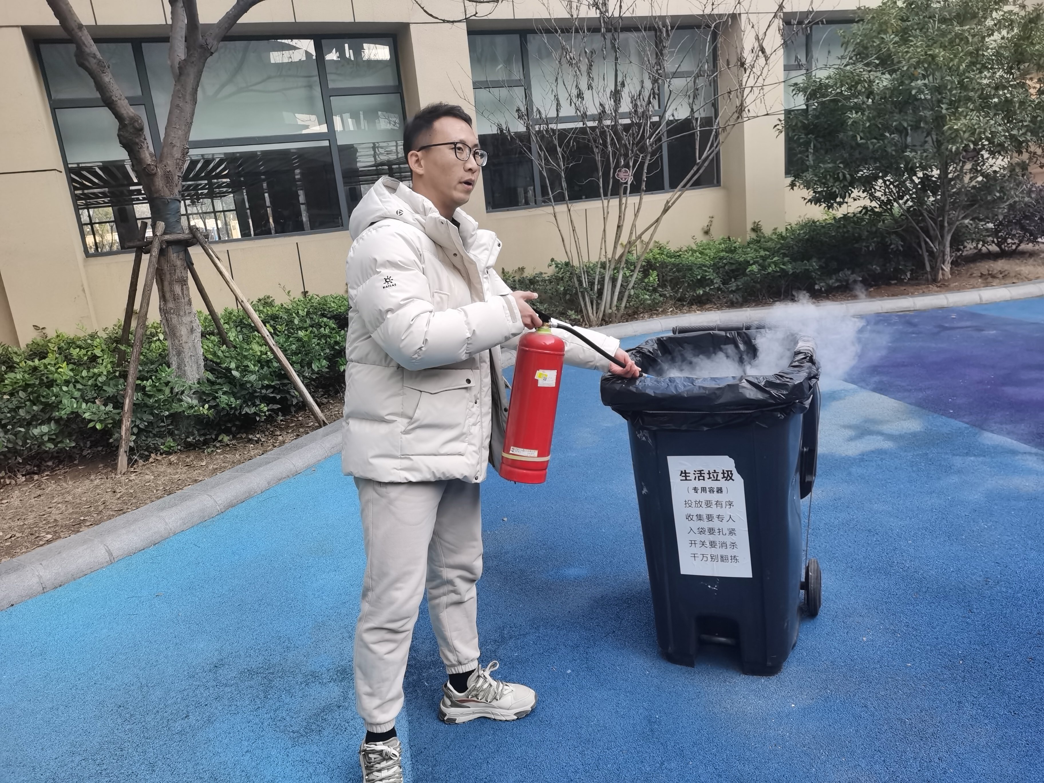 【博学广志】加强实操培训 熟练灭火技能——金陵小学（广志路校区）组织消防灭火器使用培训_html_m35f166cb.jpg