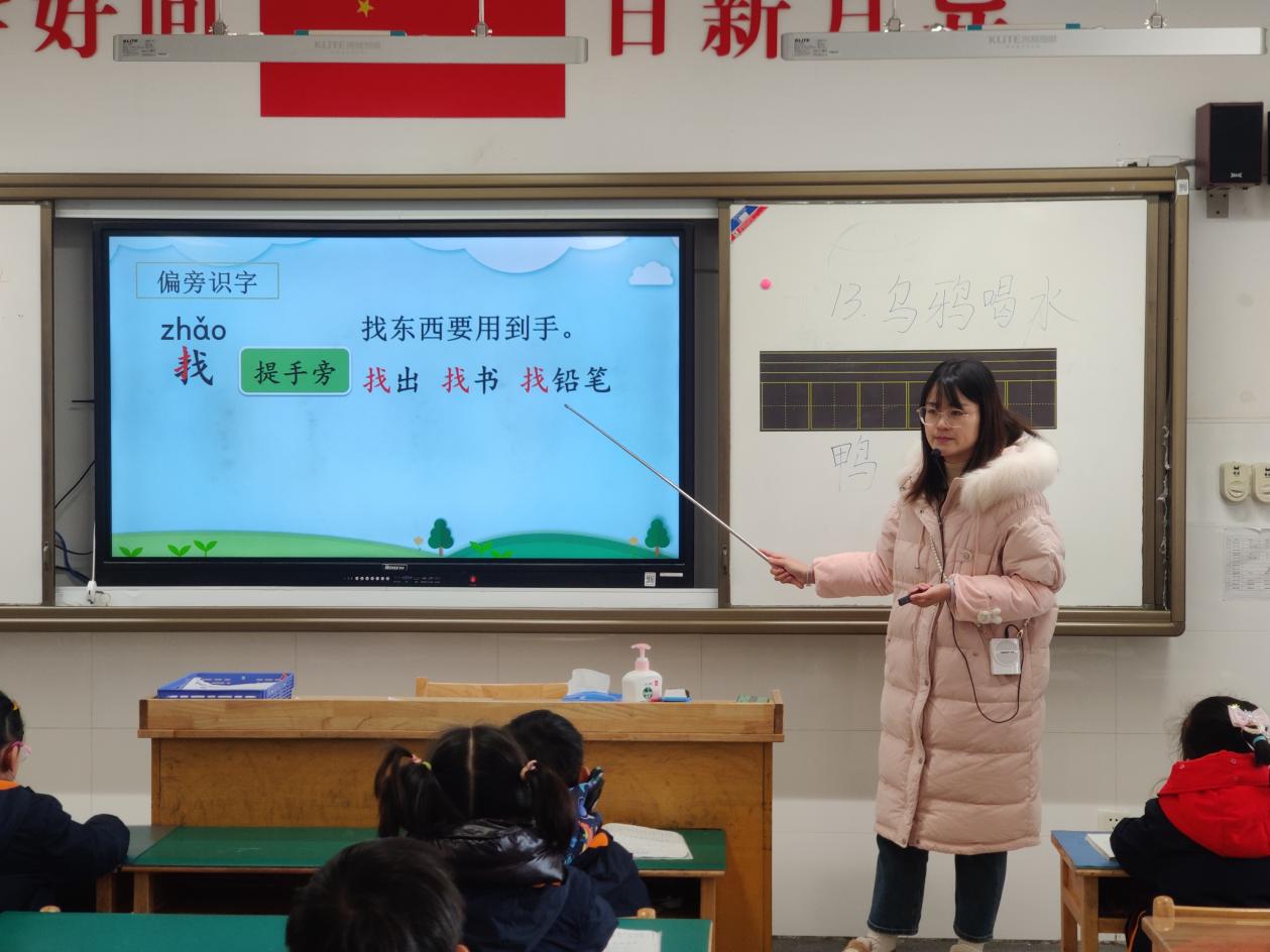 【湖畔·童化课堂】研讨出真知 同心促发展——记金陵小学（仙林湖校区）一年级语文组教研活动_html_m1ae11095.jpg