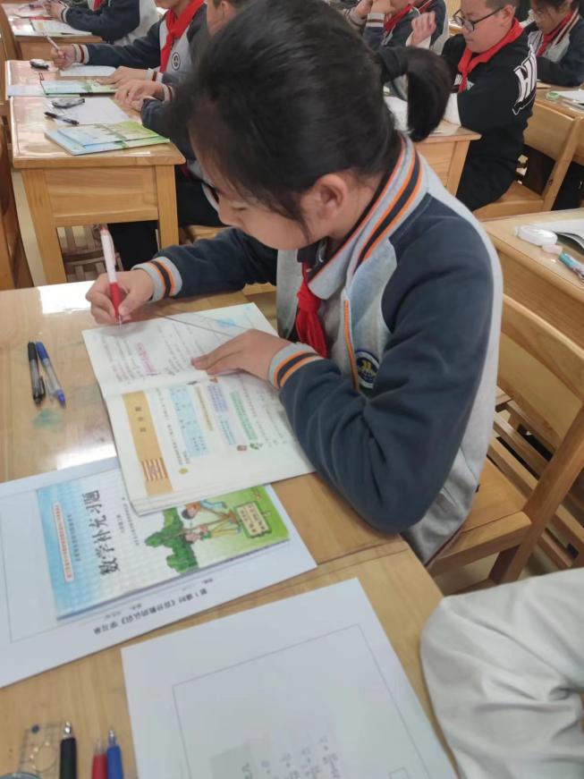 【湖畔·童化课堂】关注“数之联系”，落实“数之应用”——数学校本研修之课例研讨（226）_html_75756b77.jpg