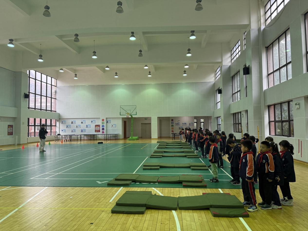 【湖畔·协同育人】精准教研引领入校园 深度把脉课堂促成长——栖霞区体育教研员莅临学校开展调研与听课指导活动_html_6ec38002.jpg