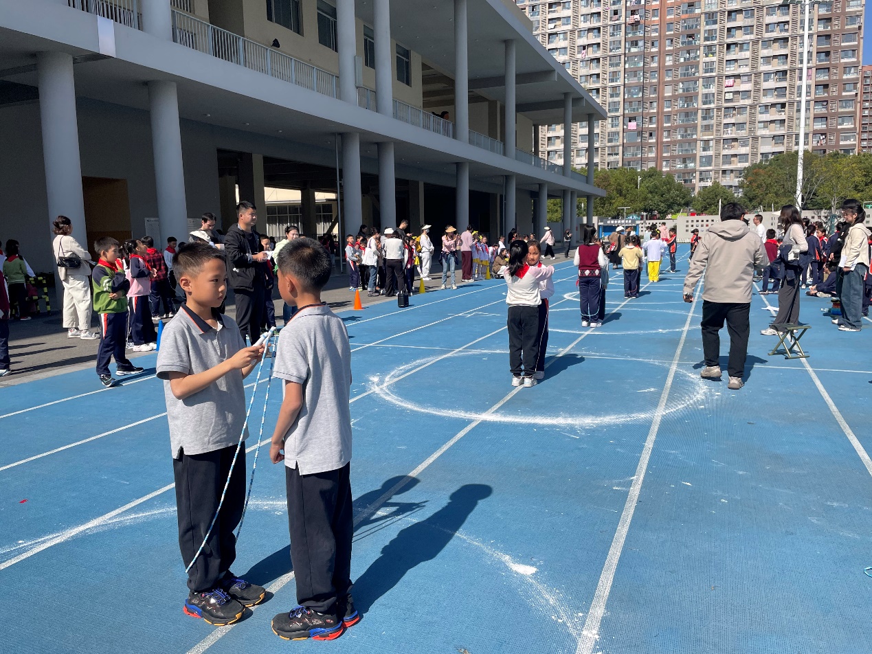 【湖畔·学生活动】秋韵燃动，逐梦赛场——记南京市金陵小学（仙林湖校区）2024—2025学年秋季趣味运动会（一、三年级）_html_m621b5ec1.jpg