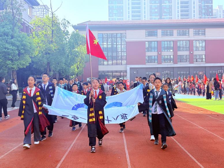 【湖畔·学生活动】“做自己的冠军”——2024—2025学年秋季运动会开幕式_html_64058185.jpg