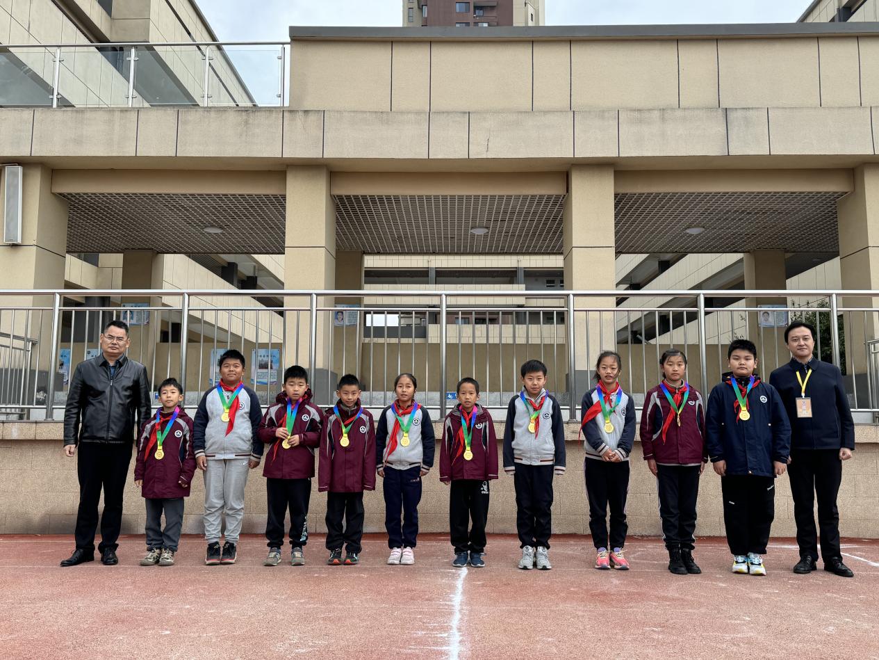 【博学广志】激情对“垒” “棒”响未来——南京市金陵小学广志路校区参加栖霞区阳光体育联赛棒垒球邀请赛_html_5f9f0891.jpg