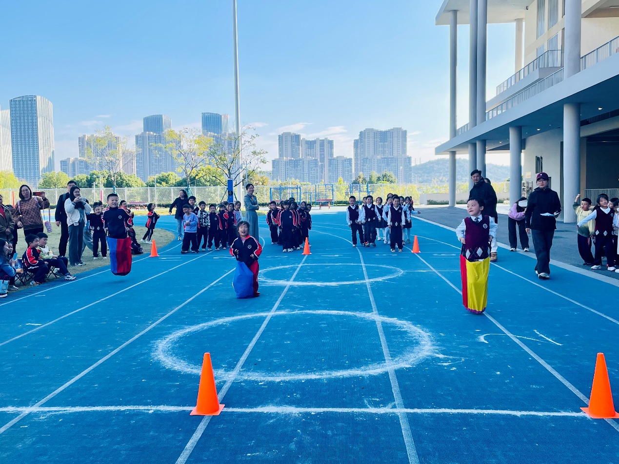 【湖畔·学生活动】秋韵燃动，逐梦赛场——记南京市金陵小学（仙林湖校区）2024—2025学年秋季趣味运动会（一、三年级）_html_2f88c8c0.jpg