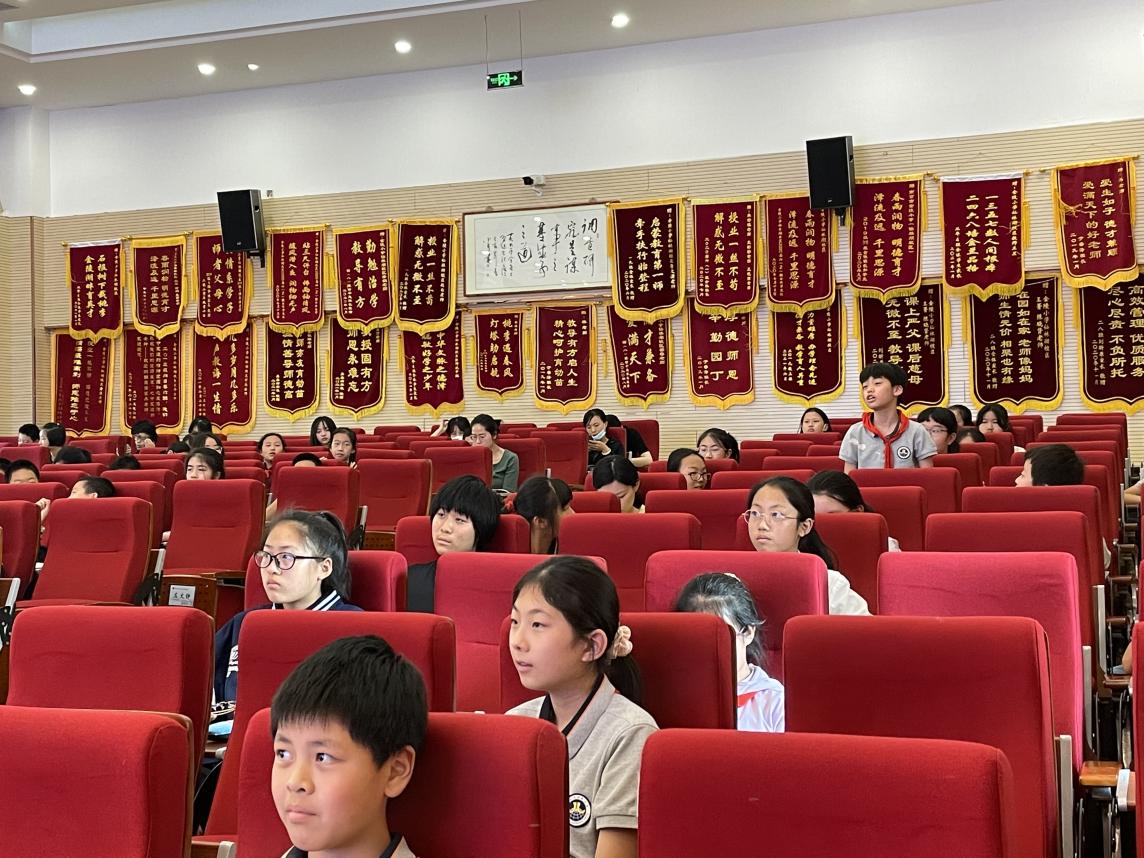 【湖畔光影】第九届“数学故事汇”活动周之小数报编辑进校园_html_m3626ac0c.jpg