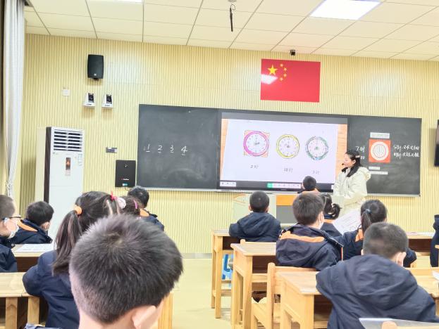 【湖畔·童化课堂】打开神秘数学之门，经历趣味时钟故事——数学故事汇之课例研讨（130）_html_15f29503.jpg