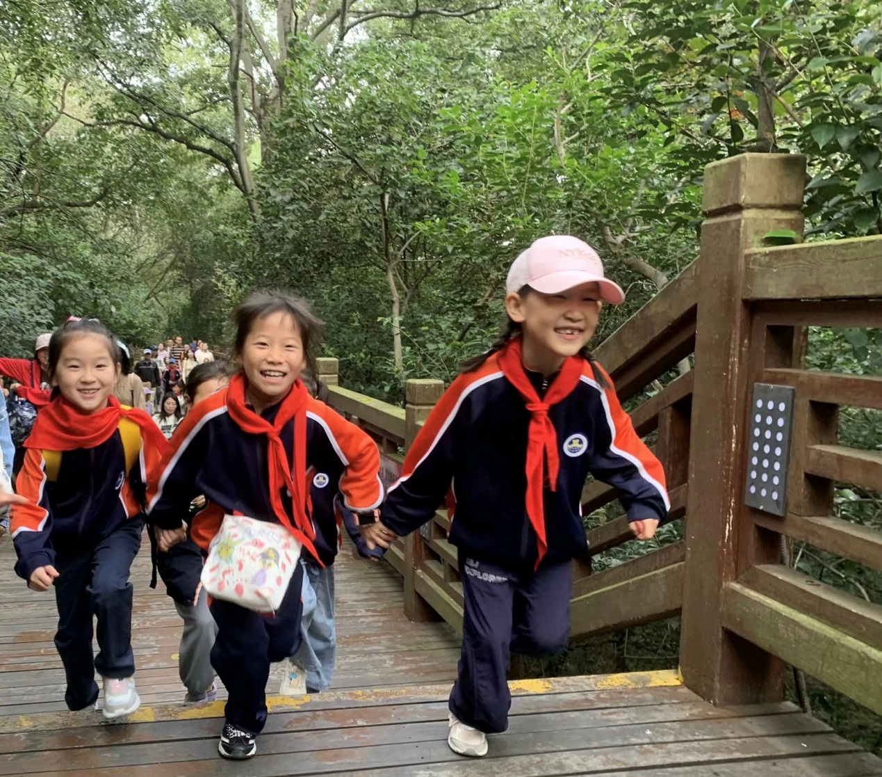 【湖畔·学生活动】向阳而生，逐光而行——金陵小学（仙林湖校区）二年级（1）班亲子登山活动_html_1d3b1937.jpg