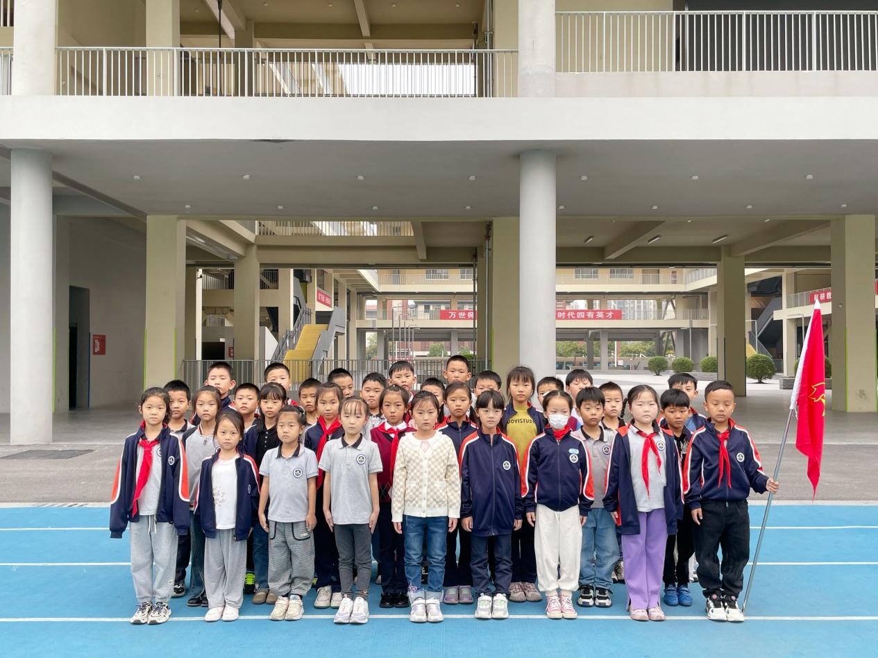 【湖畔·红领巾】童心向党，薪火相传——金陵小学（仙林湖校区）建队日系列活动之我与队旗合个影_html_m623f9c61.jpg