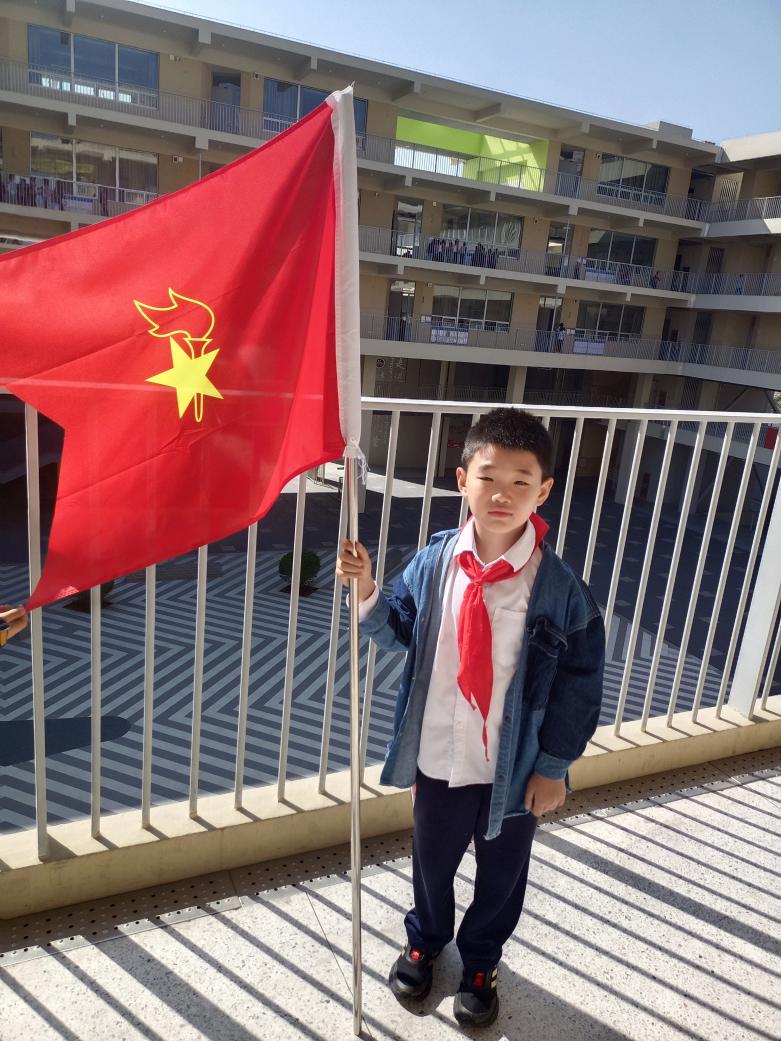 【湖畔·红领巾】童心向党，薪火相传——金陵小学（仙林湖校区）建队日系列活动之我与队旗合个影_html_70b85feb.jpg