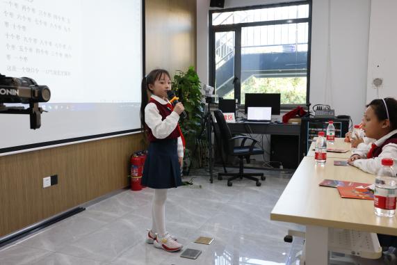 【湖畔·学生活动】把握童声话筒，做新时代小记者——金陵小学（仙林湖校区）少先队员代表参观栖霞区融媒体中心_html_m3b8f7f9b.jpg