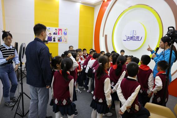 【湖畔·学生活动】把握童声话筒，做新时代小记者——金陵小学（仙林湖校区）少先队员代表参观栖霞区融媒体中心_html_35936b15.jpg