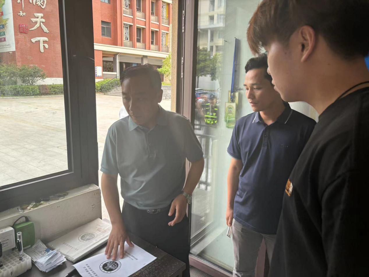 安全无小事 自查护开学——金陵小学（仙林湖校区）开学前校舍普查及安全大检查_html_373b76f3.jpg