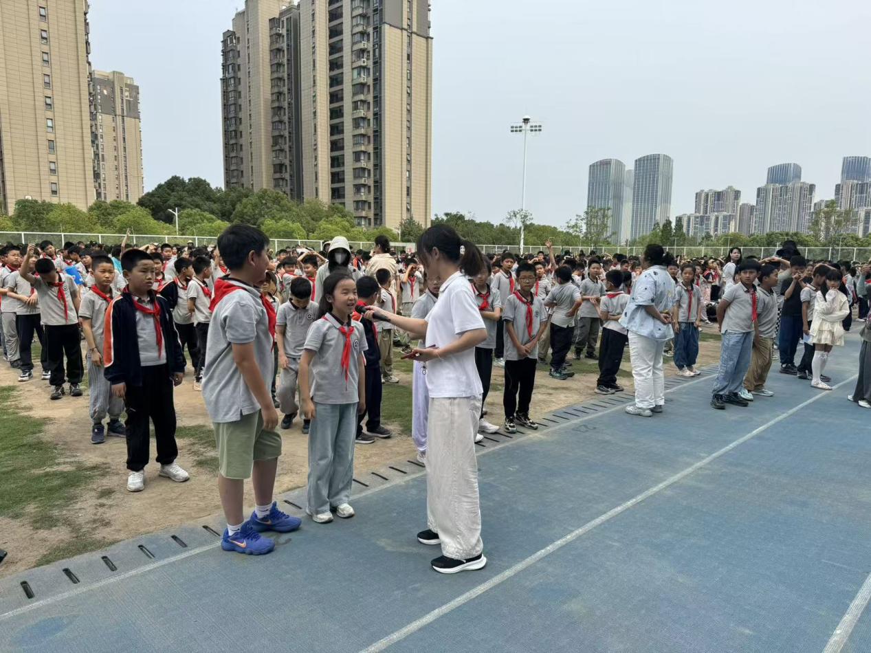 【湖畔·共佑安全】实战砺精兵 安全筑校园——南京市金陵小学（仙林湖校区）成功开展地震应急疏散演练_html_mcede30e.jpg