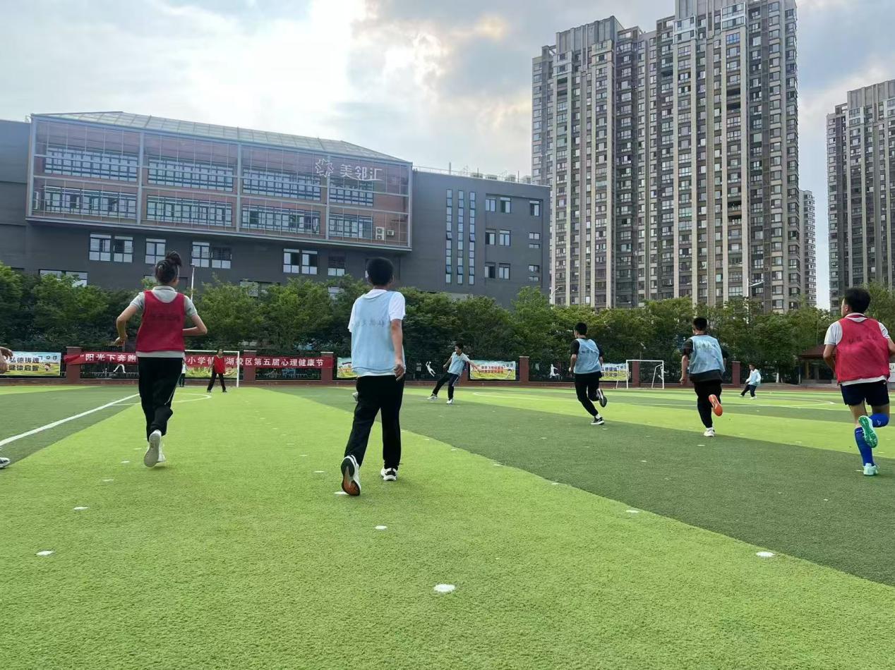 【湖畔·学生活动】绿茵少年锋芒现 终极决战奏凯歌——六年级足球联赛总决赛圆满落幕_html_5d5ff7ee.jpg