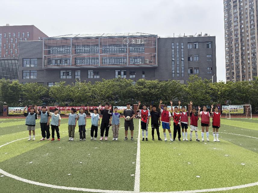 【湖畔·学生活动】绿茵少年锋芒现 终极决战奏凯歌——六年级足球联赛总决赛圆满落幕_html_m51cc6235.jpg