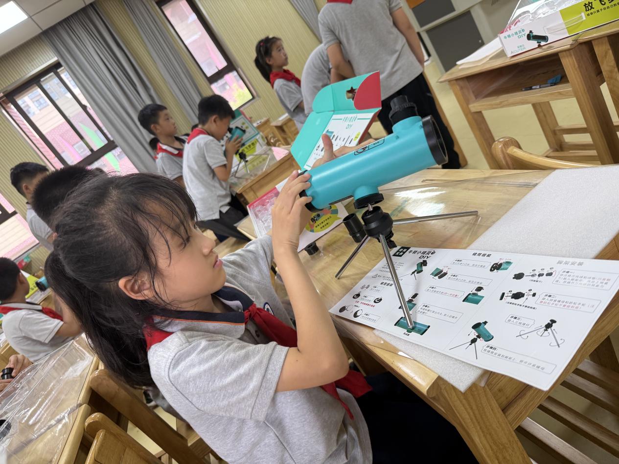 【湖畔·学生活动】仰望星空，探索宇宙奥秘——我校成功举办牛顿小精灵望远镜组装实践活动_html_2b399bbe.jpg