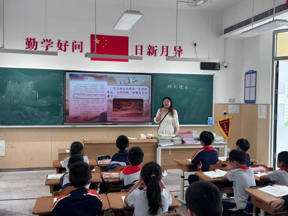 【湖畔·童化课堂】共赏天空诗意，感受语言之美——金陵小学（仙林湖校区）三年级语文组语文组教研活动_html_2bbe6fe8.jpg