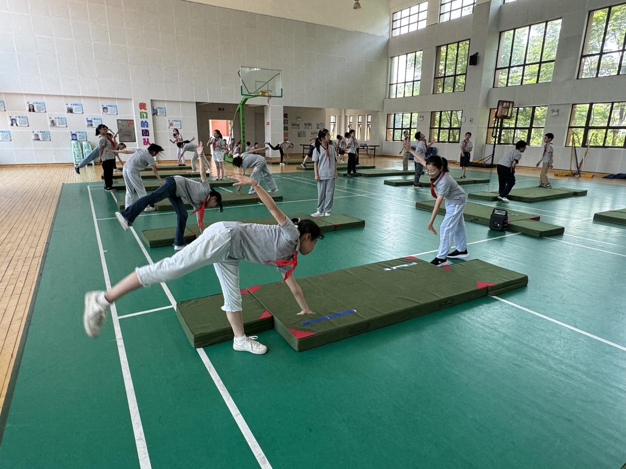【湖畔·童化课堂】展体育课堂风采，以研促教共成长——体育校本研修之课例研讨（14）_html_m44e9304c.jpg