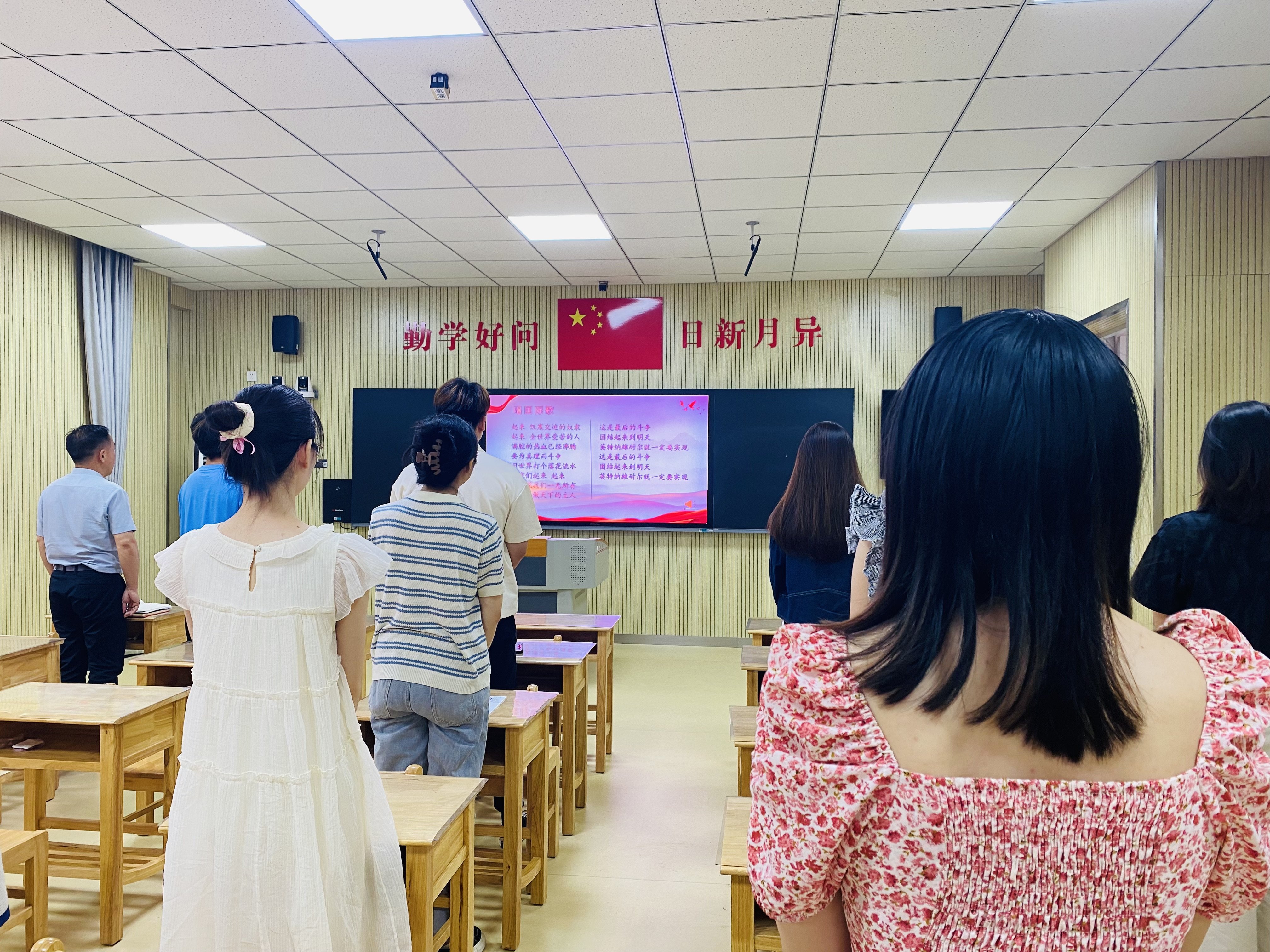 拥护党的领导 跟党奋进新征程——南京市金陵小学（仙林湖校区）主题团日活动_html_m24341f85.jpg
