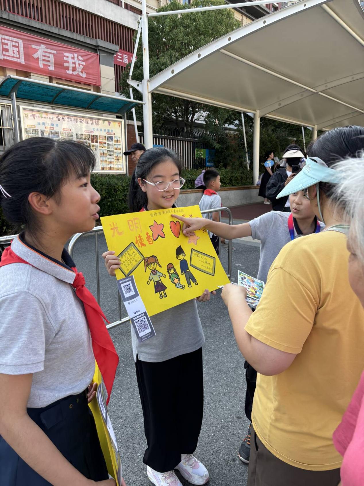 【湖畔·学生活动】给爱一个拥抱 ——明信片义卖活动_html_268c0fa8.jpg