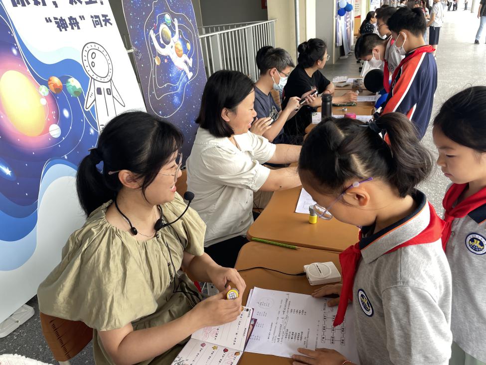 赋趣于乐炼技能，逐梦九天提素养——“你好，太空！”金陵小学（仙林湖校区）学科游园活动_html_8ae46ba.jpg