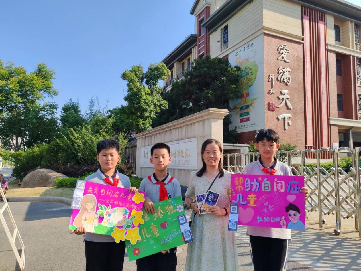 【湖畔·学生活动】给爱一个拥抱 ——明信片义卖活动_html_m4a5ba295.jpg