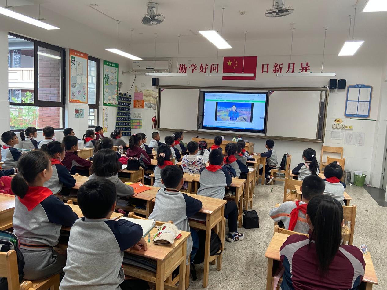 2022.5.16【湖畔光影】学法懂法  走好人生道路_html_4ec42588.jpg