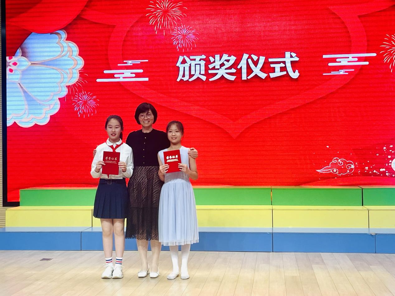 【湖畔光影】喜迎二十大 红歌献给党——六年级红歌合唱比赛_html_m45446ba5.jpg
