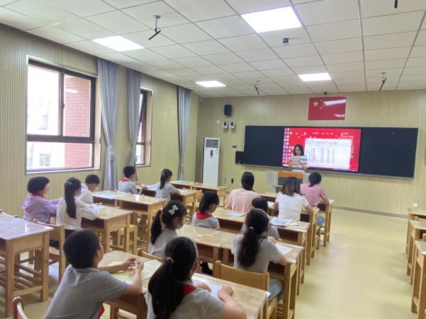 【湖畔光影】第三届英语活动周之讲故事比赛_html_3502011.jpg