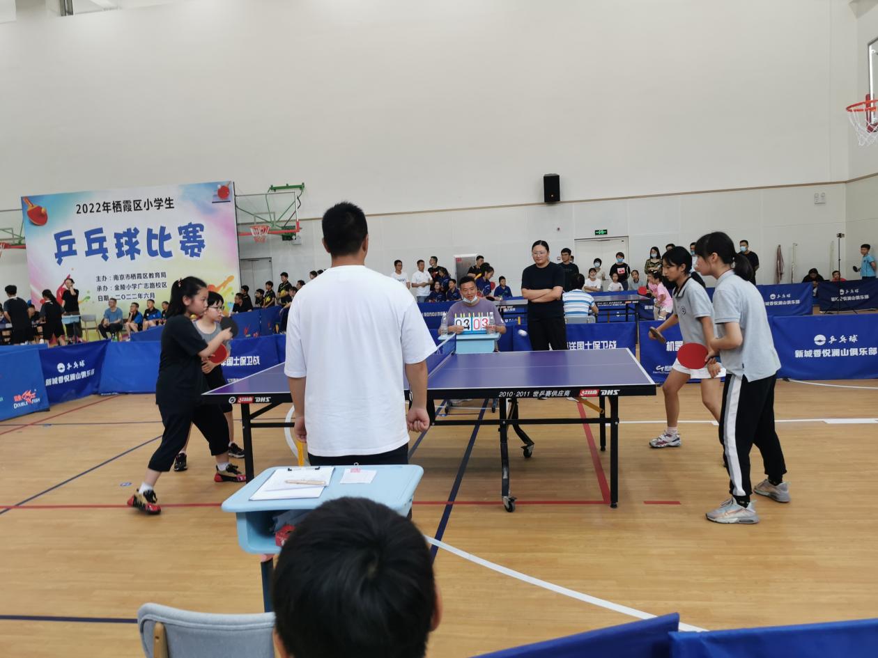 【湖畔光影】赛热情，展风采——记金陵小学（仙林湖校区）校级乒乓球队参加栖霞区小学生乒乓球比赛_html_157af898.jpg