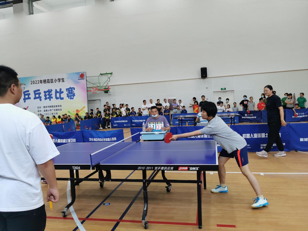 【湖畔光影】赛热情，展风采——记金陵小学（仙林湖校区）校级乒乓球队参加栖霞区小学生乒乓球比赛_html_54497c38.jpg