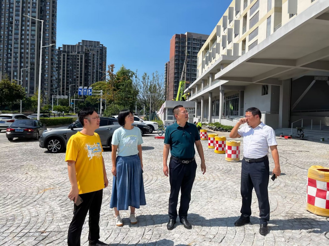 【湖畔·协同育人】汇聚孩子们的爱  凝聚校与家的情——教育局领导到金陵小学（仙林湖校区）指导工作_html_m1ed64788.jpg